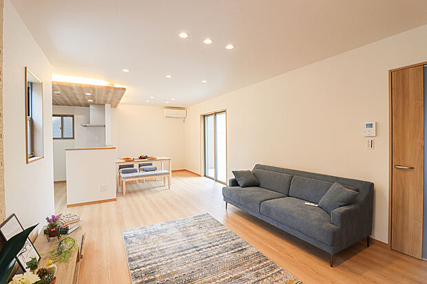 【【リビング】】20帖超えのリビングは自然とご家族の憩いの場に♪(写真撮影R6.10)