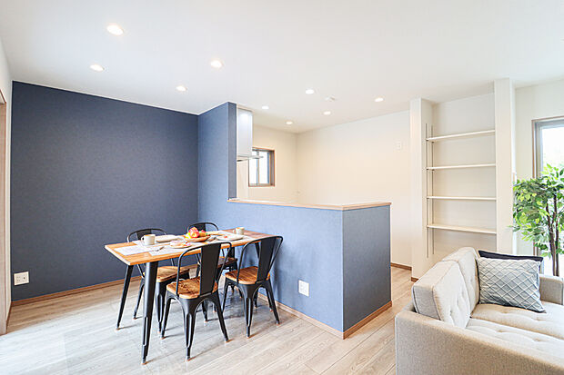 【【ダイニング】】キッチン近くの可動棚はお気に入りの食器など飾って、オシャレに魅せる収納にも◎(写真撮影R7.3)