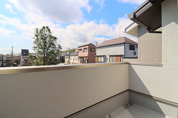 【【バルコニー】】全居室からバルコニーがついており、重たいお布団も楽に干せます!(写真撮影R7.3)