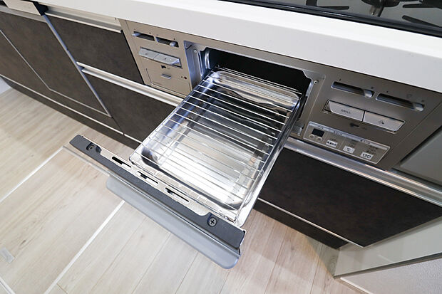 【【グリル】】■フライパンで焼くことの多い肉料理を代わりにグリルを使えば、油をひく必要もなく、余分な脂も落として焼けるため、フライパンを使った時よりも多く油脂分をカットできます！