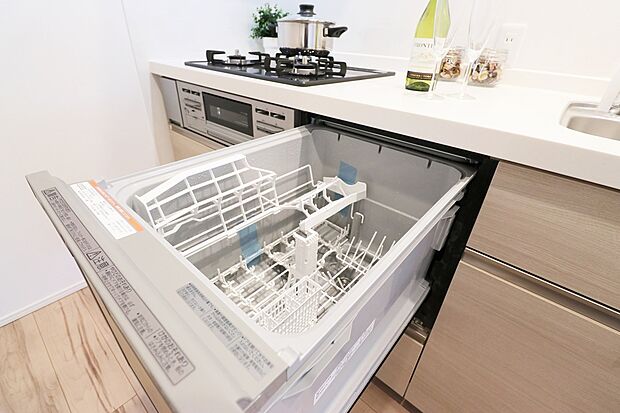 【ドリームタウンシリーズ共通設備】【食器洗い乾燥機】
◆後片付けをサポート！食事後の家族のくつろぎタイムもゆっくりともてます♪
環境にも手肌にも優しい設備♪