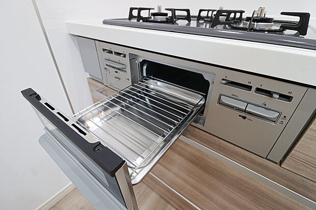 【【グリル】】■フライパンで焼くことの多い肉料理を代わりにグリルを使えば、油をひく必要もなく、余分な脂も落として焼けるため、フライパンを使った時よりも多く油脂分をカットできます!(ドリームタウン仕様例)