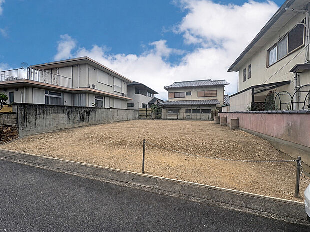 【現地写真（2026.6撮影）】まもなく建築が始まります！！※掲載画像はAI技術を用いて雑草を除去・補正加工しております。実際の現地状況と一部異なる場合がございます。