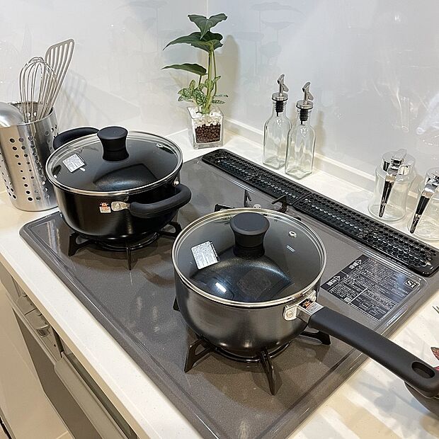 【【ホーロートップガスコンロ】】■バーナー間隔が広いので、３口同時に使っても鍋振りも出来ます！グリル排気口をコンパクトにして、仮置き出来るスペースもご用意しております♪（ドリームタウン仕様例）