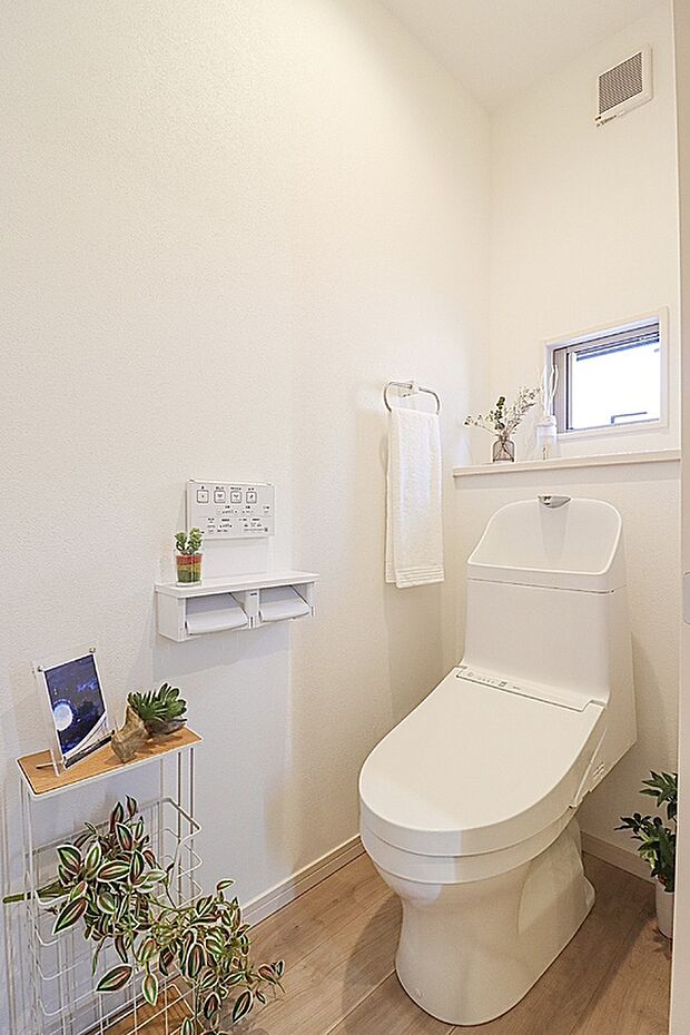 【【ウォシュレット機能付きトイレ】】汚れをはじくクリーン樹脂素材と、フチなし形状で日々のお掃除もラクラク！