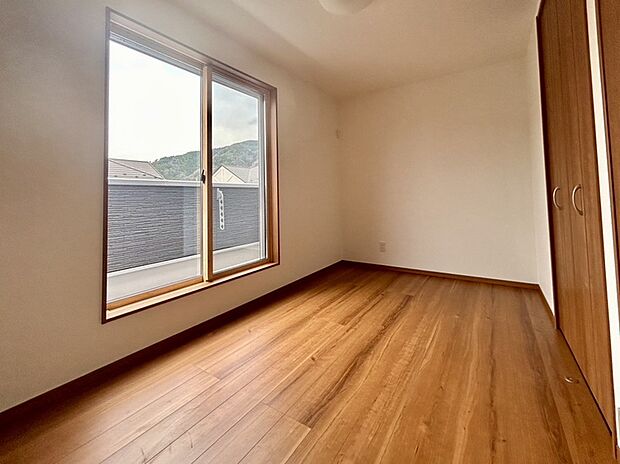 【【洋室】】木調の味わいと高い機能性でくつろぎの空間をちょっとした工夫で暮らしをより良く、お手入れも簡単に生活できます。