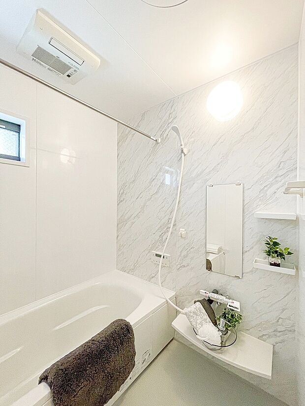 【【ドリームタウンシリーズ施工例：浴室】】一坪タイプのゆったりとした浴室は、お子様と一緒に入っても余裕のあるスペースです！鏡や窓の位置・形なども、お客様のご希望決定いたします！