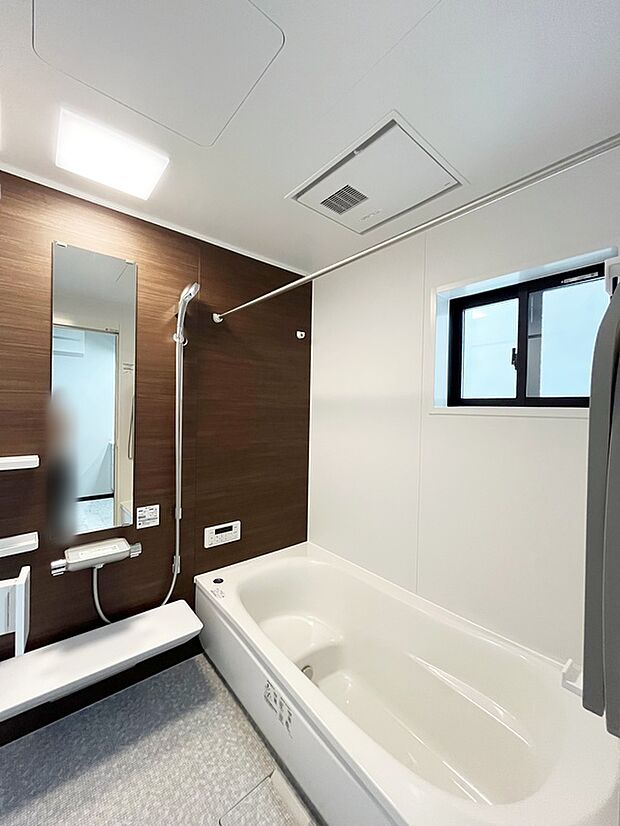 【【浴室(1階)】】1坪タイプの浴室は大人の方でもゆったり足が伸ばせるサイズです!浴室暖房付きで冬のお風呂も快適に♪