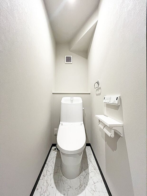 【【トイレ(1階)】】1階と2階にお手洗いがあるため、朝の混雑時も安心!夜中にトイレに行きたくなっても、階段の昇降することがないので嬉しいですね♪