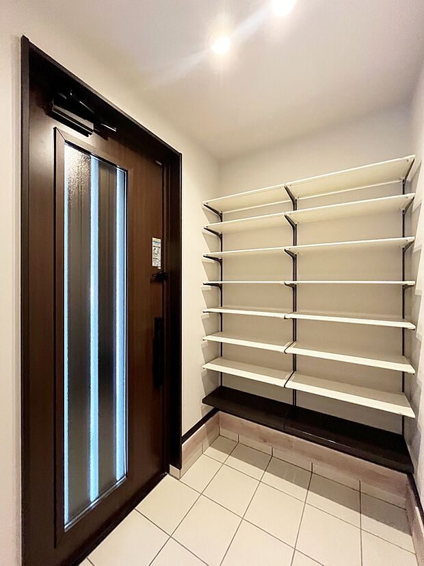 【【玄関(1階)】】玄関はオープンタイプのシューズラック付き。