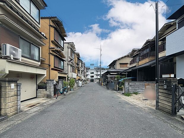 【【前道】】前道が広いことで通路幅に余裕があるため駐車も楽々♪さらに、袋小路のため車通りも少ないのが魅力です。