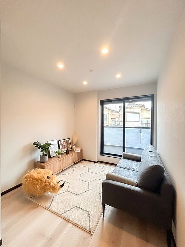 【【リビング:18.6帖(2階)】】吹抜け付きの開放感のあるリビングです。道路からの目線も気になりにくいのでプライバシーも守られやすいですね。