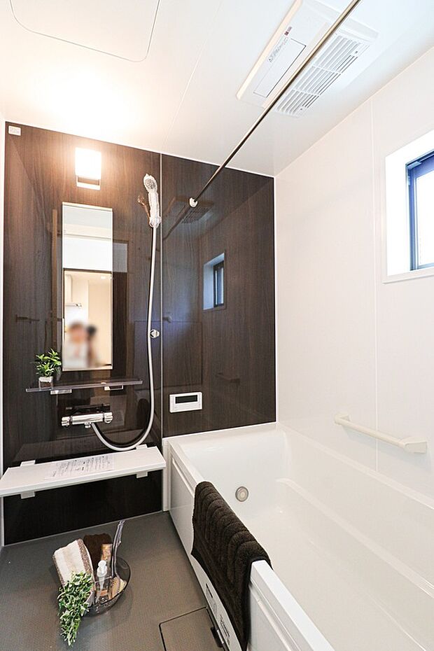 【【ドリームタウンシリーズ施工例:浴室】】一日の疲れを癒してくれる場所なので、快適に過ごして頂く為にゆったりサイズのバスタブを用意しました。是非半身浴をお楽しみ下さい。空気が籠らない様に小窓も設置しております。