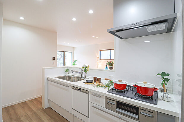 ダイニングからワークスペースを見渡せる、見せるキッチン。ダイニングとの空間のつながりが、スペースのゆとりを生み出します♪