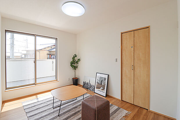 【【ドリームタウンシリーズ施工例:洋室】】家族一人ひとりの大切なプライベート空間。趣味に合わせて使って頂けるようシンプルに仕上げてあります。暮らし心地を大きく左右する収納を、適材適所に配置し使い勝手を考慮しました。