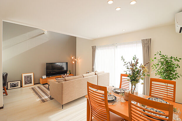 【【ドリームタウンシリーズ施工例：リビング】】広くゆったりと家族揃って寛げるLDK。毎日の始まりと終わりをここで迎える大切な空間はいつでも心地良い空気感。落ち着いた雰囲気で過ごしたり家族でわいわい盛り上がる日も。