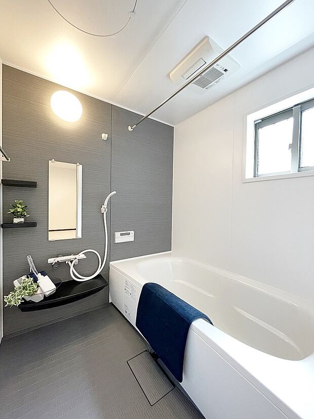 【【ドリームタウンシリーズ施工例：浴室】】一坪タイプの浴室暖房乾燥機付浴室で、足を延ばしてゆったり。洗剤や水アカですぐ汚れてしまう浴室もスポンジひとつでぐるりと掃除が完了するこだわりです。