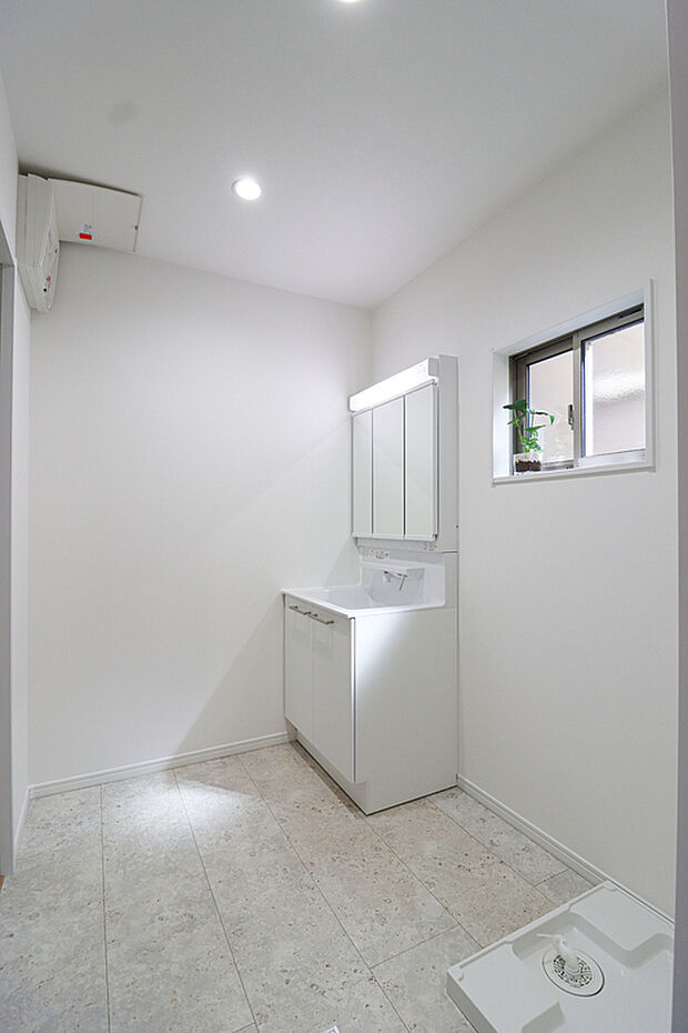 【【ドリームタウンシリーズ施工例：洗面化粧台】】ゆとりの洗面スペースで朝の身支度も快適スムーズに。３面鏡で髪のセットやお化粧もストレスなくこなせ、朝から気分良く通勤通学に向かえそうですね！鏡の裏にはたっぷりと収納スペースを標準装備！