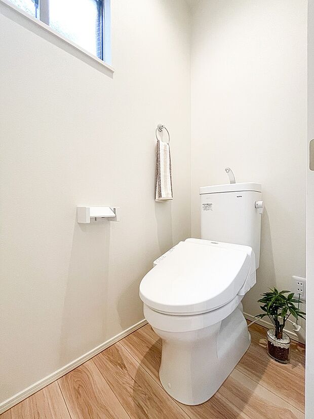 【【ドリームタウンシリーズ共通仕様：ウォシュレットトイレ】】●〇ウォシュレット●〇
節水型でエコなトイレには、今では当たり前のウォシュレット付き。便座を温める機能もついていて、居心地良くてトイレから出られなくなるかも！