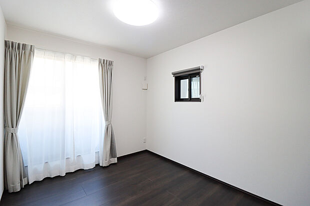 【【ドリームタウンシリーズ施工例：洋室】】充分な広さと収納機能を備えた部屋はお子様の自発性と成長を促します。お子様の成長を支える、勉強や好きなことに没頭する学びの空間にどうぞ。