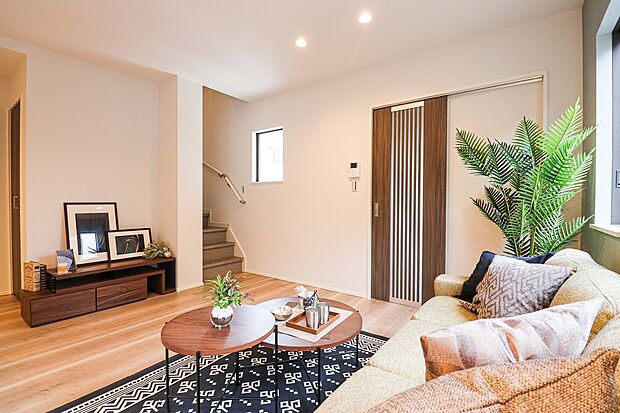 【【ドリームタウンシリーズ施工例：リビング】】室内にいても、たっぷりの陽光と爽やかな風を感じて頂ける、開放感あふれるリビングです。