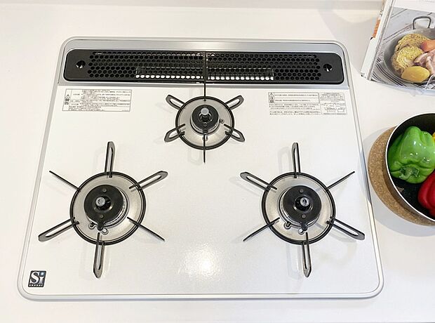 【【ドリームタウンシリーズ施工例：3口コンロ】】■バーナー間隔が広いので、３口同時に使っても鍋振りも出来ます！グリル排気口をコンパクトにして、仮置き出来るスペースもご用意しております♪