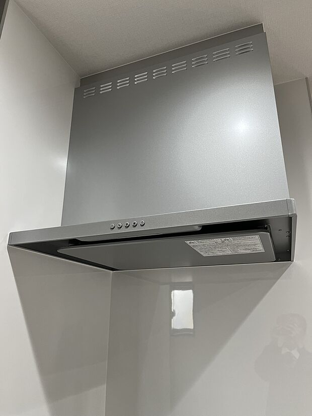 【【ドリームタウン共通仕様：換気扇】】■コンロ上方がフードに覆われることで、調理の煙や臭い、油分を効率よく吸い込むことができます。