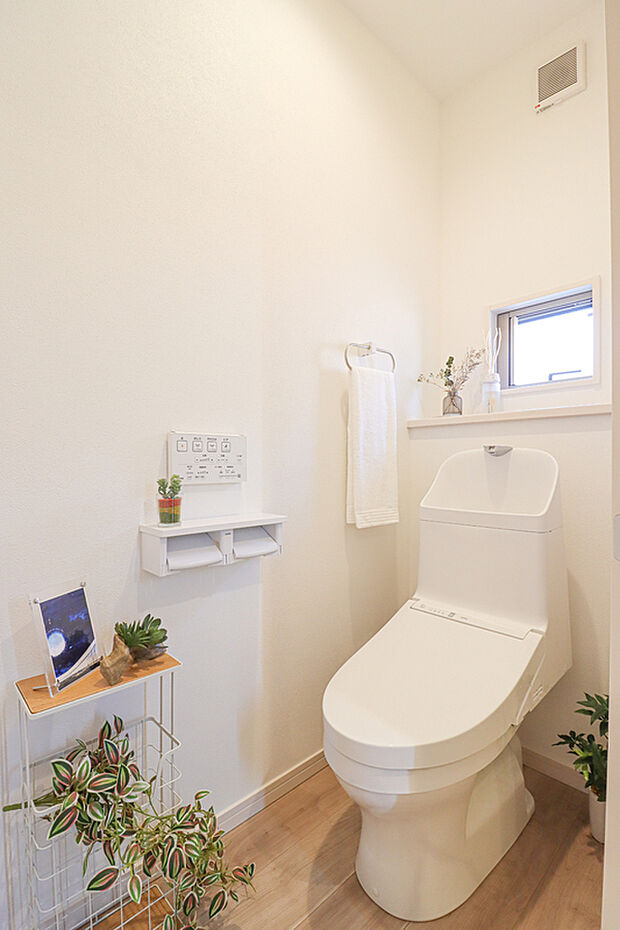 【【施工例：ウォシュレット機能付きトイレ】】◆汚れをはじくクリーン樹脂素材と、フチなし形状で日々のお掃除もラクラク！
◆環境に優しい節水技術で、従来のタイプから約60％の大幅な節水を実現しました。