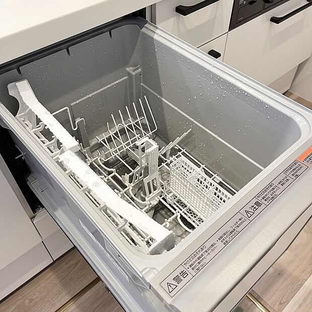 【【施工例：食器洗浄乾燥機】】食器洗浄乾燥機付きのシステムキッチンで、食後の団らん時間もご家族と一緒に楽しむことができます♪