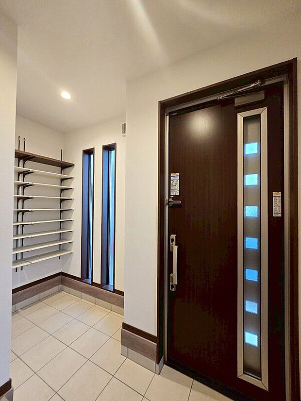 【玄関】ベビーカーや泥のついたおもちゃをしまうのに便利な玄関収納付き♪キャンプ用品やサーフィン道具もしまえる多趣味なご家族にもぴったり。