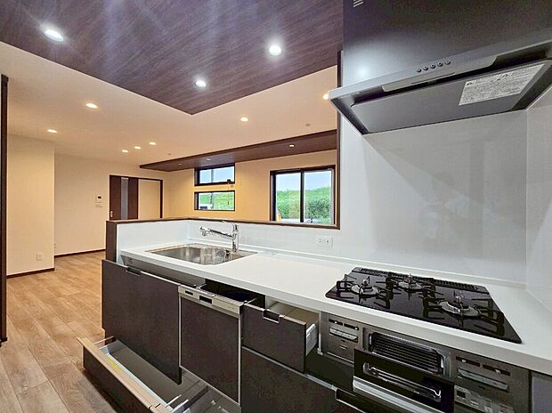 【【キッチン収納】】よく使うもの程、取出しやすいアシストポケットなど収納たっぷりなので調理器具や調味料も出し入れしやすくキッチンに立つ時間がもっと楽しい時間に変わります♪