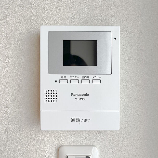 【【ドリームタウン共通仕様:モニター付きインターフォン】】来客者を確認できるTVモニター付きインターフォン。普段の生活時はもちろん、お子様が一人でお留守番する際にも安心ですね!