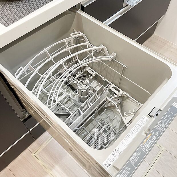 【【ドリームタウン共通仕様:食器洗浄乾燥機】】後片付けをサポート!食事後の家族のくつろぎタイムもゆっくりもてます!朝食準備や送り迎え…と忙しいママも大助かり!環境にも手肌にも優しい設備です。