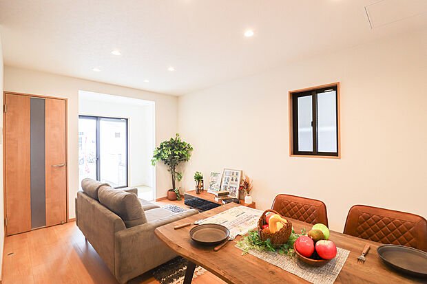 【【ドリームタウンシリーズ施工例】】様々なインテリアスタイルに合わせて家具を配置したモデルハウスへご案内いたします。