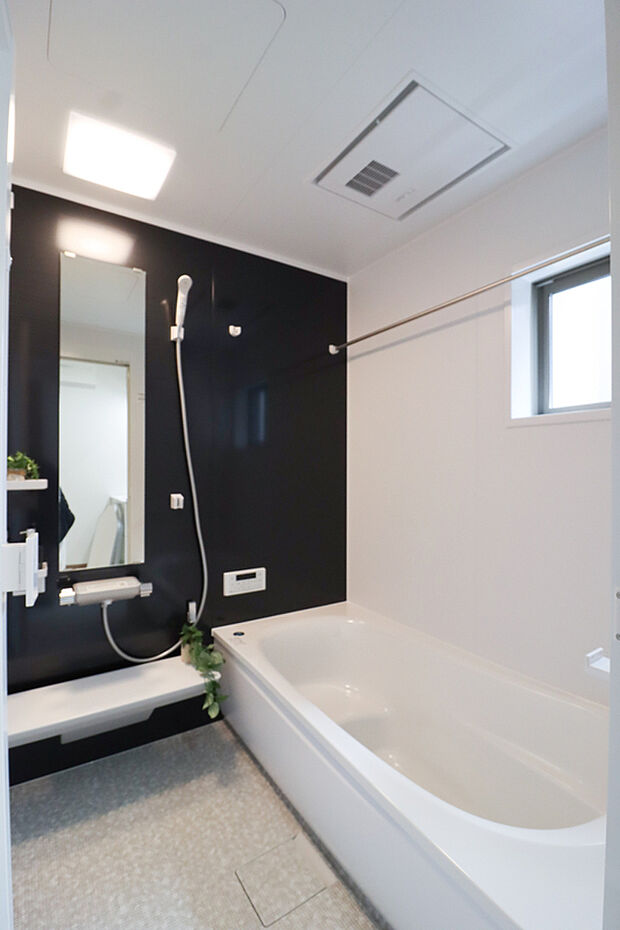 【【ドリームタウンシリーズ施工例:浴室】】室暖房乾燥機付きで雨の日が多い梅雨の時期も安心です♪また、冬のヒートショック対策にも!