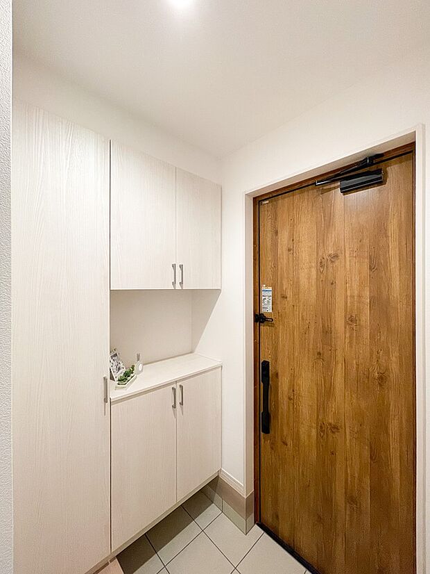 【【ドリームタウンシリーズ施工例：玄関】】当社では、お客様のライフスタイルに合わせた自由設計プランも対応しております！夢のマイホームを一緒につくりませんか？