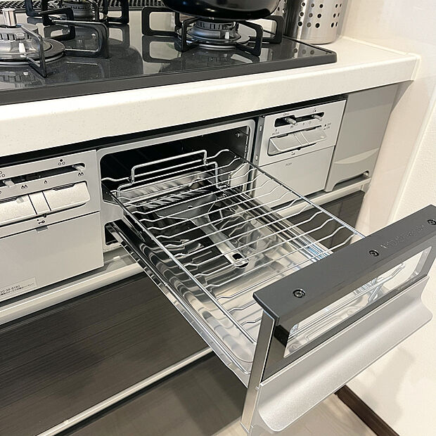 【【施工例:グリル】】フライパンで焼くことの多い肉料理を代わりにグリルを使えば、油をひく必要もなく、余分な脂も落として焼けるため、フライパンを使った時よりも多く油脂分をカットできます!