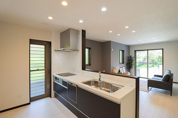 【ドリームタウン施工例:キッチン】お電話でご予約いただけましたら、お仕事終わりの遅い時間などお客様のご都合に合わせてご対応させて頂きますのでお気軽にお問い合わせください!