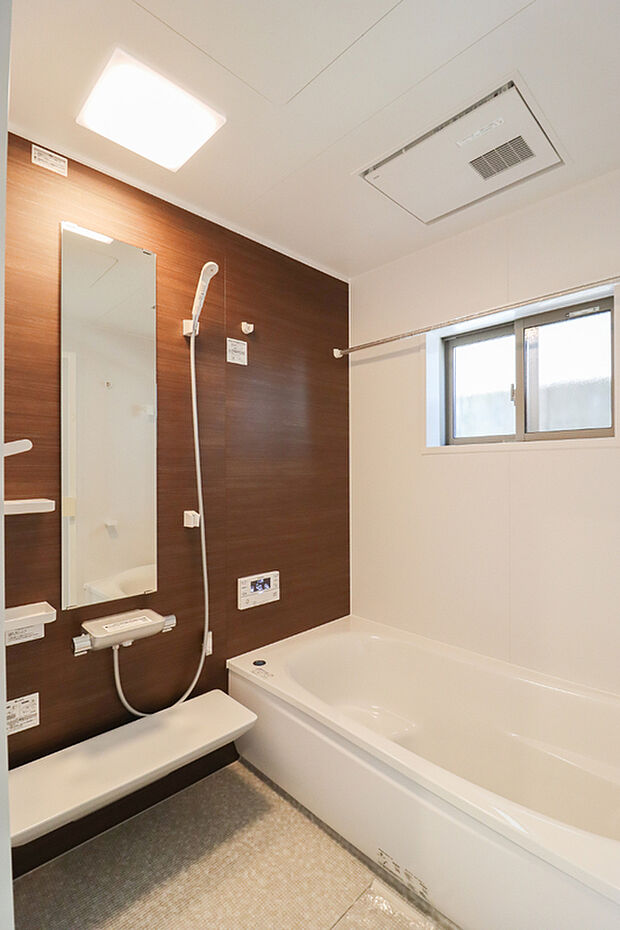 【【ドリームタウンシリーズ施工例:浴室】】梅雨の時期にも大活躍の浴室暖房乾燥機!家族の数だけ増える洗濯物もしっかり乾かせます♪また、湿気を排してカビ防止にも大活躍!冬季のヒートショック緩和にも。