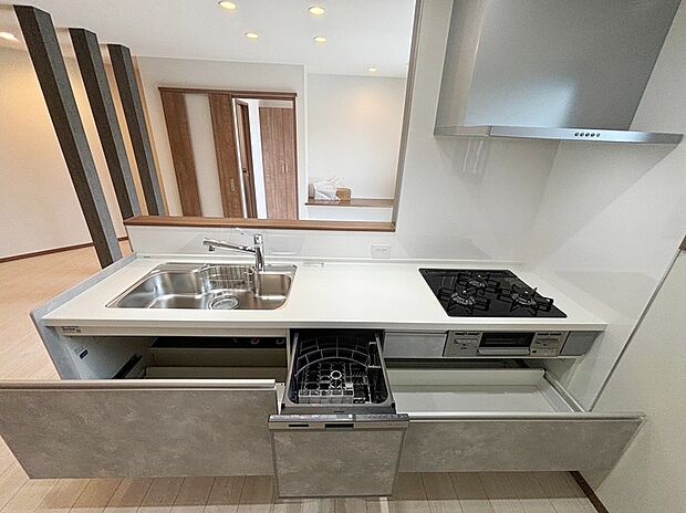 【【ドリームタウン共通仕様:キッチン収納】】よく使うもの程、取出しやすいアシストポケットなど収納たっぷりなので調理器具や調味料も出し入れしやすくキッチンに立つ時間がもっと楽しい時間に変わります♪