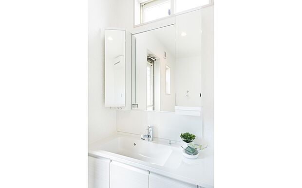 【【ドリームタウンシリーズ施工例：洗面化粧台】】一日の始まりの朝、歯磨きをしたりメイクや髪をセットしたり・・・使いやすさが考えられた3面鏡です♪シャワー付水栓で洗面台でのシャンプーや毎日の掃除に大変便利ですね♪