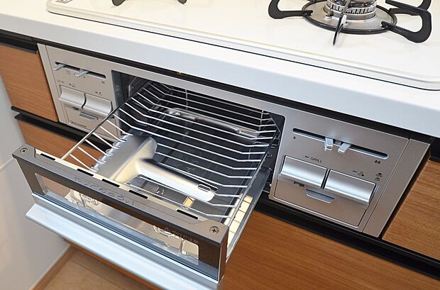 【【施工例：グリル】】フライパンで焼くことの多い肉料理を代わりにグリルを使えば、油をひく必要もなく、余分な脂も落として焼けるため、フライパンを使った時よりも多く油脂分をカットできます！