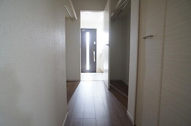 【ウォークスルークローゼット】玄関から繋がるウォークスルークローゼット