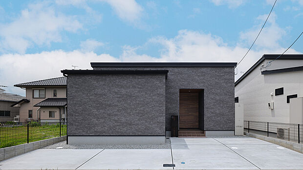 「外に閉じ、内に開く」平屋住宅