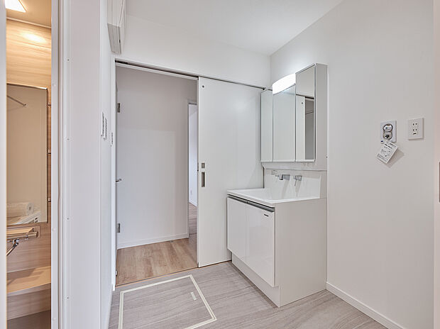 【【5号地】パウダールーム】シャワー付洗面化粧台、三面鏡・床下収納