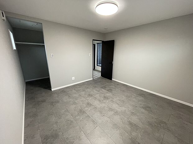 【【15号地】主寝室】ゆとりの空間8帖・天井高2400・照明・ウォークインクローゼット2.0帖・フロアタイル