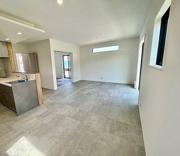 【【5号地】リビング・ダイニング・キッチン】ゆとりの空間１８帖・天井高２５００・ダウンライト・間接照明・電動シャッター・エアコン　　　　　　　　　　　　　　　　　　　　　