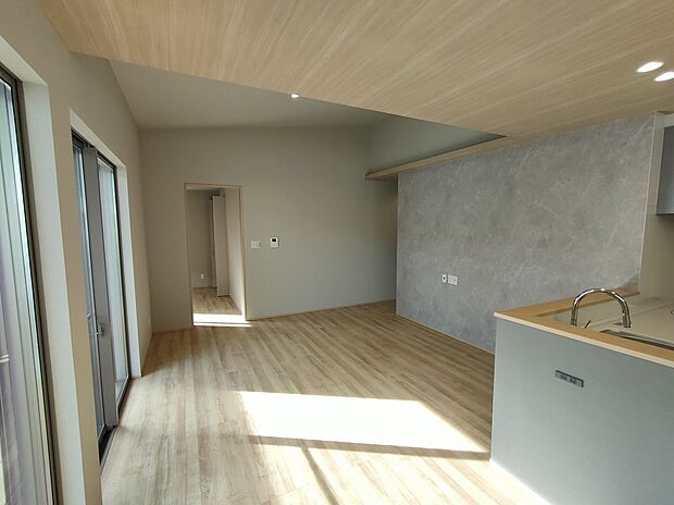 【リビング・ダイニング・キッチン】ゆとりの空間18帖・天井高2500以上・ダウンライト・間接照明・電動シャッター・エアコン・フローリング