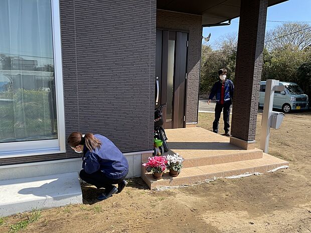 住み始め約3カ月・1年・2年・5年・10年・・・と定期点検を行います。5年・10年は、専門業者による床下点検もあります。