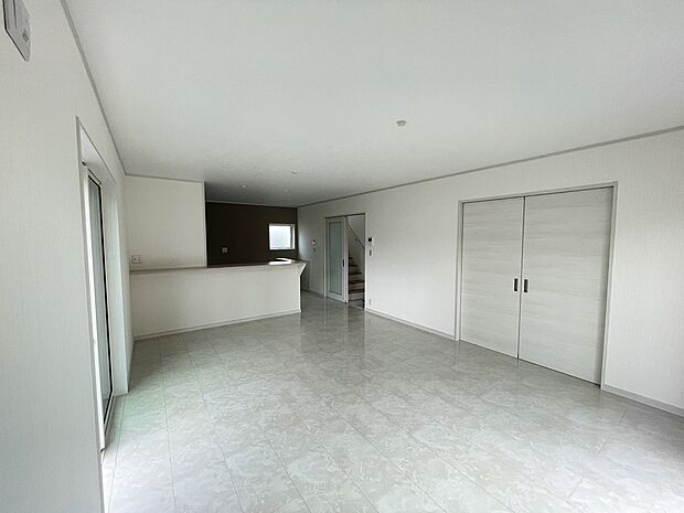 【リビング】19.3帖のLDK・続き間にて和室